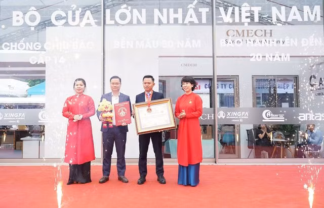 Bộ cửa lùa nhôm kính lớn nhất Việt Nam được trao cho Công ty AseanWindow.