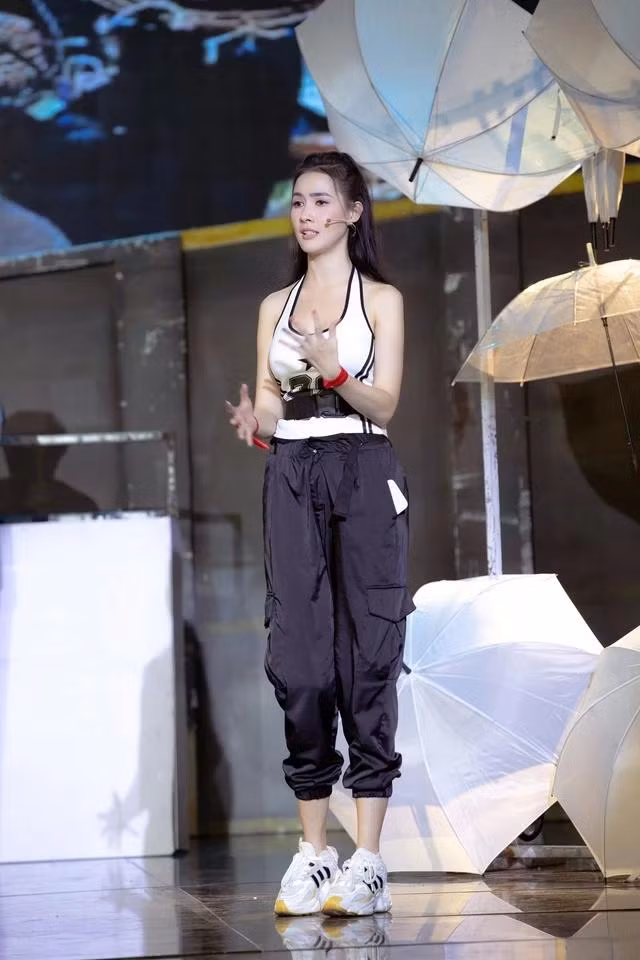 Phan Thị Mơ phải hủy nhiều show để toàn tâm toàn ý cho cuộc thi