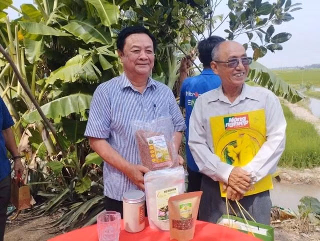 Lão nông Năm Đấu rất vui khi Bộ trưởng Lê Minh Hoan đến thăm Lão nông Năm Đấu rất vui khi Bộ trưởng Lê Minh Hoan đến thăm