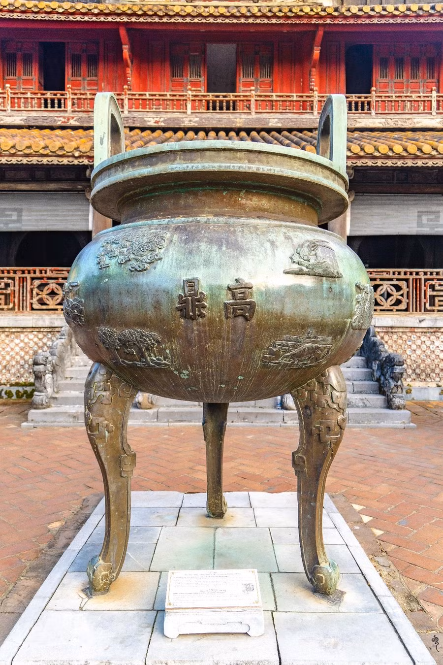 Những bản đúc nổi trên chín đỉnh đồng ở Hoàng cung Huế được ghi danh vào Danh mục Di sản tư liệu khu vực châu Á - Thái Bình Dương của UNESCO.