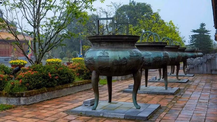 Trải qua 200 năm với sự tàn khốc của chiến tranh và thời gian, song cửu đỉnh vẫn còn nguyên vẹn.