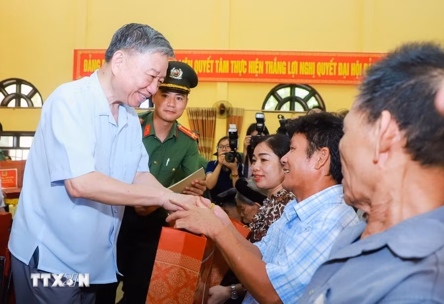 Bộ trưởng Công an Tô Lâm tặng quà cho các gia đình chính sách, người có công tiêu biểu. (Ảnh: Trịnh Duy Hưng/TTXVN) Bộ trưởng Công an Tô Lâm tặng quà cho các gia đình chính sách, người có công tiêu biểu. (Ảnh: Trịnh Duy Hưng/TTXVN)
