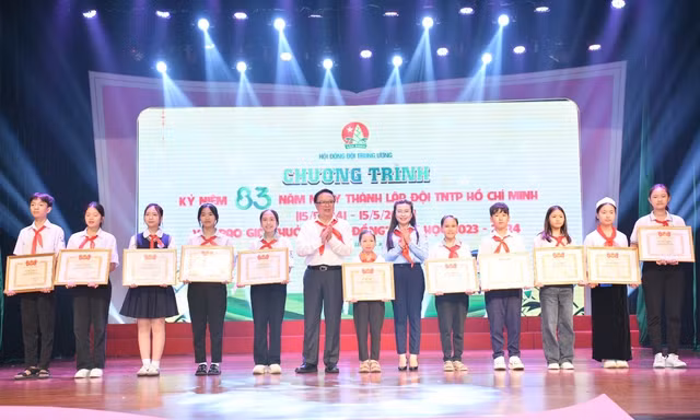 Ông Hoàng Bình Quân và chị Nguyễn Phạm Duy Trang trao giải thưởng Kim Đồng cho các gương thiếu nhi