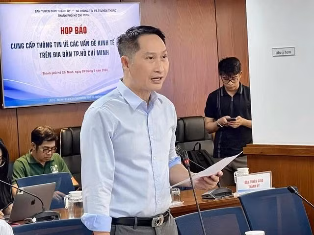 Ông Lâm Ngô Hoàng Anh, Chánh văn phòng Sở Văn hóa và Thể thao TP.HCM phản hồi về vụ việc Đàm Vĩnh Hưng cài huy hiệu “lạ” khi trình diễn