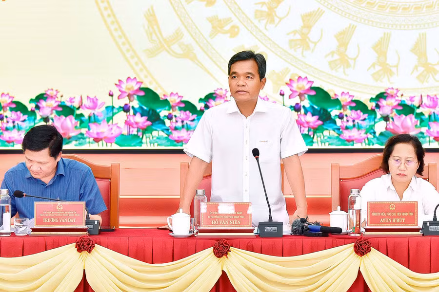 Ủy viên Ban Chấp hành Trung ương Đảng, Bí thư Tỉnh ủy, Chủ tịch HĐND tỉnh Hồ Văn Niên phát biểu tại hội nghị. Ảnh: Đ.T Ủy viên Ban Chấp hành Trung ương Đảng, Bí thư Tỉnh ủy, Chủ tịch HĐND tỉnh Hồ Văn Niên phát biểu tại hội nghị. Ảnh: Đ.T
