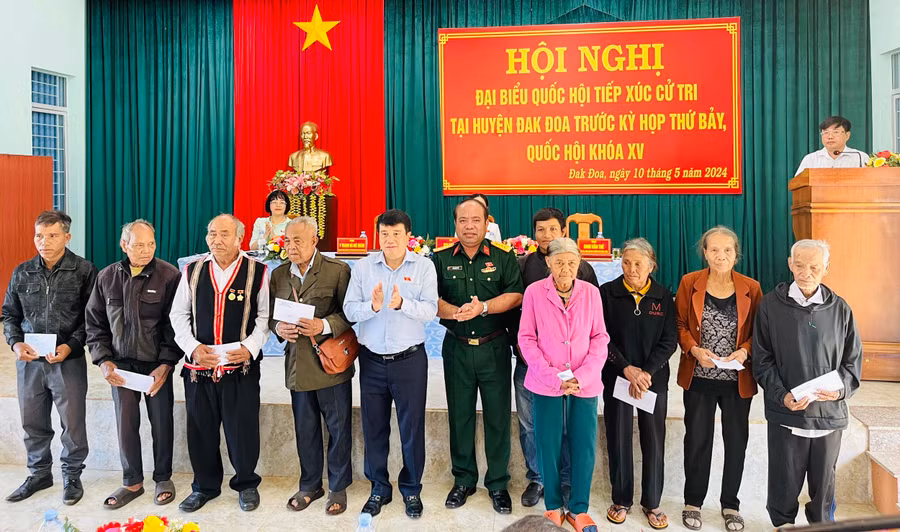 Đoàn đại biểu Quốc hội tỉnh Gia Lai tặng quà cho các gia đình chính sách, người có công của huyện Đak Đoa. Ảnh: Trần Dung