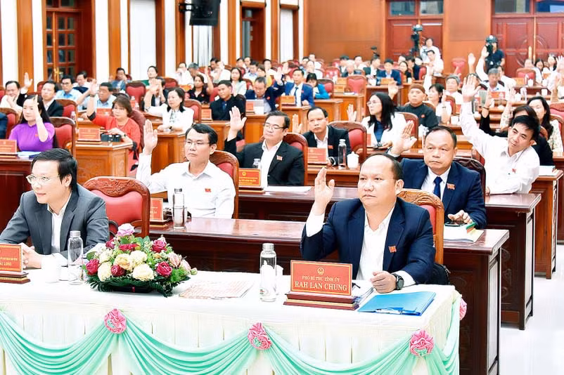 Các đại biểu biểu quyết thông qua nghị quyết về kết quả lấy phiếu tín nhiệm 27 người giữ chức vụ do HĐND tỉnh khóa XII (nhiệm kỳ 2021-2026) bầu. Ảnh: Đ.T