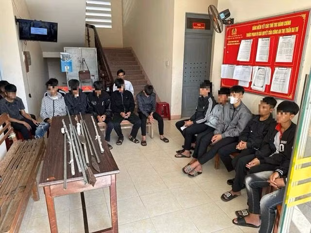 Nhóm thanh thiếu niên và hung khí Nhóm thanh thiếu niên và hung khí