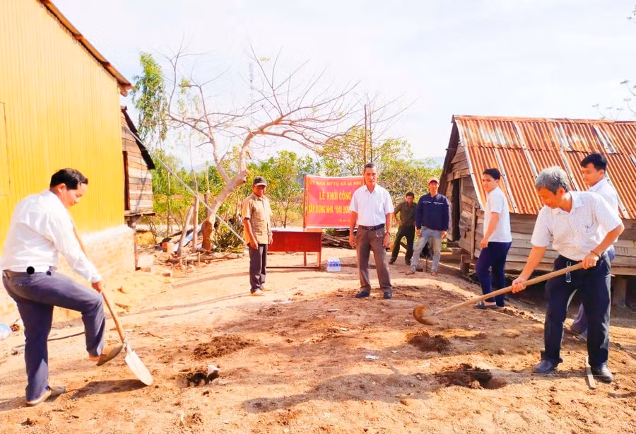 Khởi công xây dựng nhà cho gia đình anh Kpă Phuan. Ảnh: P.D