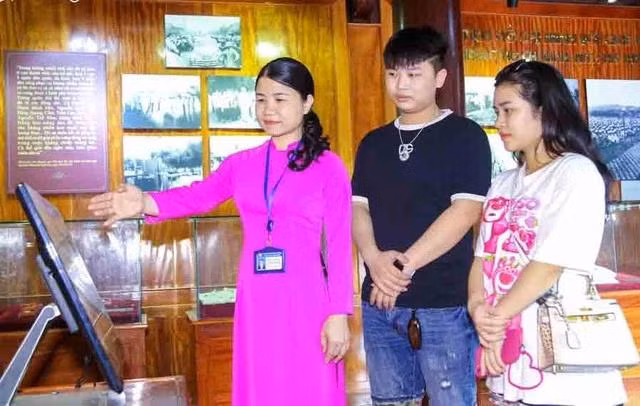 Màn hình tương tác để truy cập thông tin về di tích ở Kim Liên