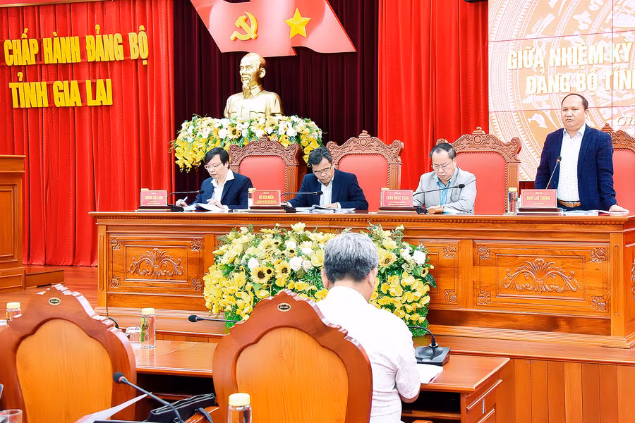 Phó Bí thư Tỉnh ủy Rah Lan Chung gợi ý thảo luận. Ảnh: Đức Thụy