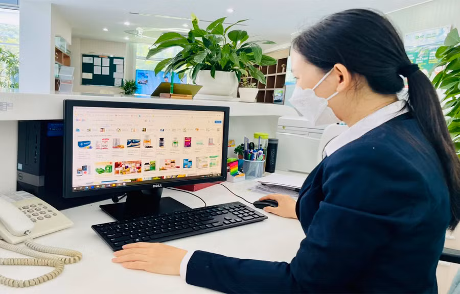 Mua hàng trực tuyến rất tiện lợi nhưng cũng tiềm ẩn nhiều rủi ro. Ảnh: Vũ Thảo Mua hàng trực tuyến rất tiện lợi nhưng cũng tiềm ẩn nhiều rủi ro. Ảnh: Vũ Thảo