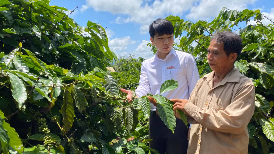 Cán bộ tín dụng Agribank Chư Pưh bám sát địa bàn và hỗ trợ nông dân trong việc vay vốn để phát triển sản xuất. Ảnh: Sơn Ca