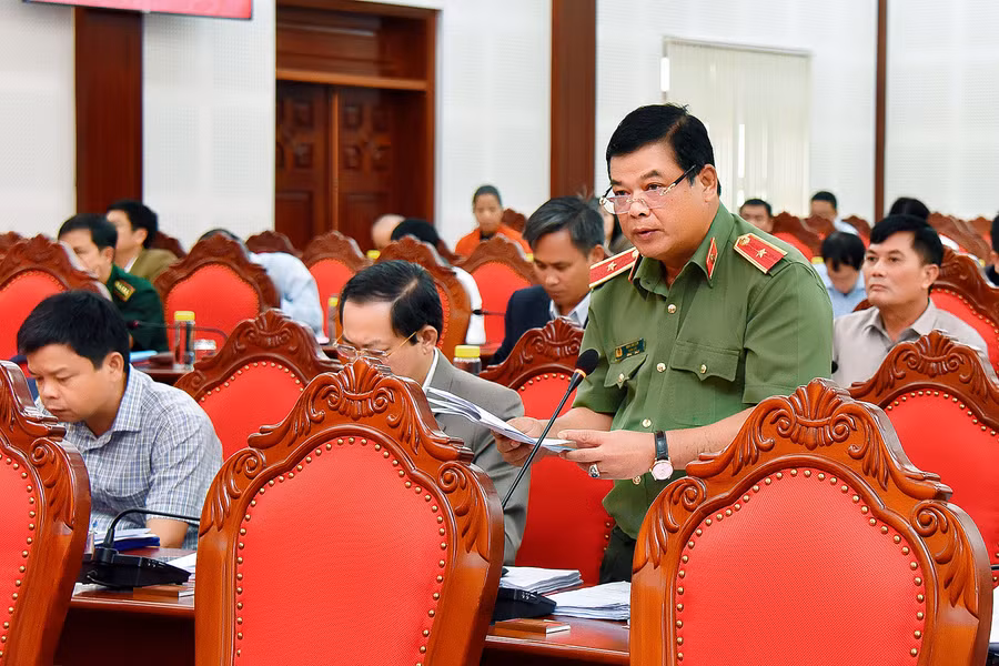 Thiếu tướng Rah Lan Lâm-Giám đốc Công an tỉnh phát biểu tham luận tại hội nghị. Ảnh: Đức Thụy