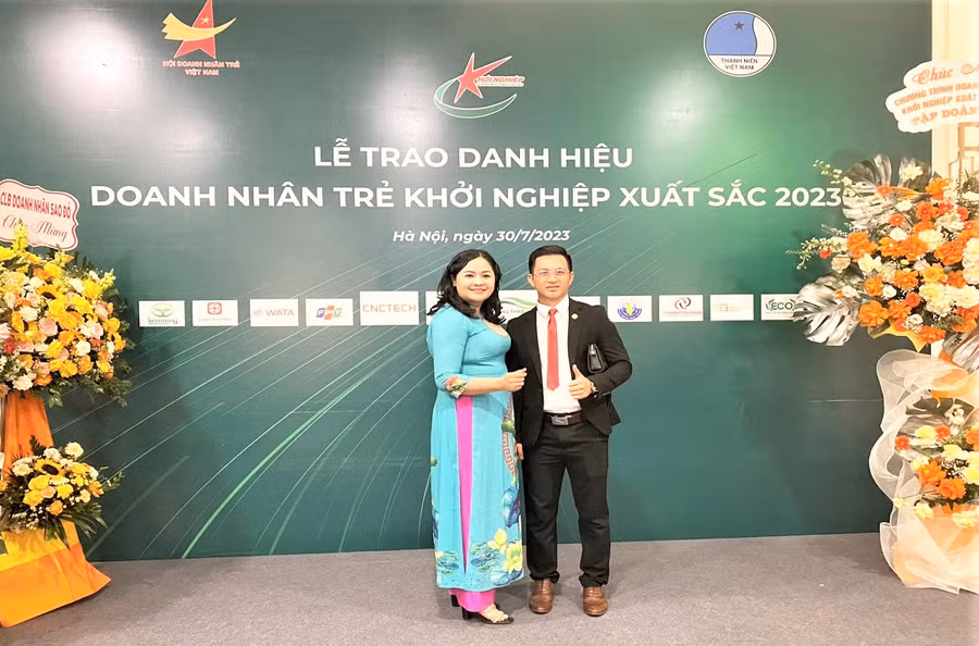 Chị Trần Thị Bé và anh Phạm Hồng Thưởng tại lễ vinh danh Doanh nhân trẻ khởi nghiệp xuất sắc toàn quốc năm 2023. Ảnh: Hà Đức Thành Chị Trần Thị Bé và anh Phạm Hồng Thưởng tại lễ vinh danh Doanh nhân trẻ khởi nghiệp xuất sắc toàn quốc năm 2023. Ảnh: Hà Đức Thành