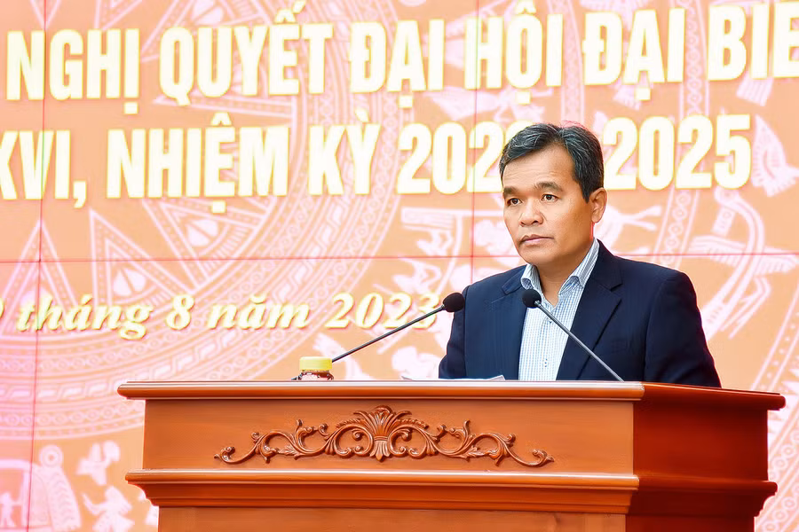 Ủy viên Ban Chấp hành Trung ương Đảng, Bí thư Tỉnh ủy, Chủ tịch HĐND tỉnh Hồ Văn Niên phát biểu tại hội nghị. Ảnh: Đ.T