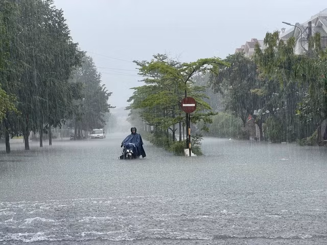 Con đường ở Thừa Thiên - Huế bị ngập. Ảnh: LÊ HOÀI NHƠN
