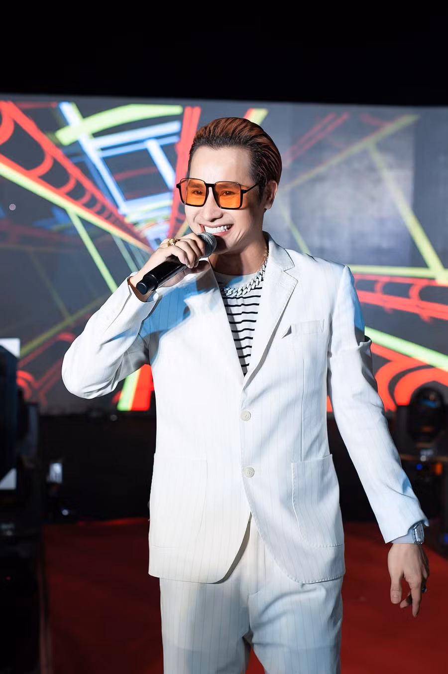 Thời mới vào nghề, Chu Bin đi diễn ở hội chợ, đồng thời làm thêm một số công việc khác như bốc vác, bán vé… để có thu nhập trang trải cuộc sống. Vào TP.HCM lập nghiệp từ 2005, sau vài năm, Chu Bin có cho mình những bản hit như Hãy xem là giấc mơ, Giả vờ thương anh được không?… Nhờ đó tên tuổi của anh được chú ý hơn. Ảnh: FBNV