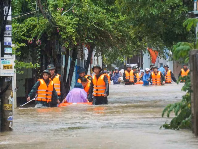 Một con đường ở Q.Liên Chiểu (Đà Nẵng) bị ngập. Ảnh: Huy Đạt