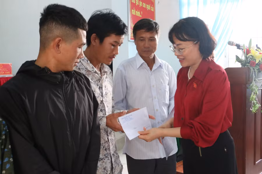Bà Nguyễn Thị Mai Phương-Phó Chủ nhiệm Ủy ban Pháp luật của Quốc hội trao quà cho các hộ gia đình chính sách, người có công trên địa bàn thị xã An Khê. Ảnh: Quang Tấn