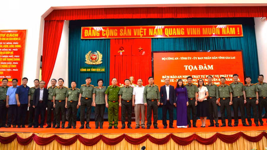 Các đại biểu chụp hình lưu niệm tại tọa đàm. Ảnh: Bảo Hân