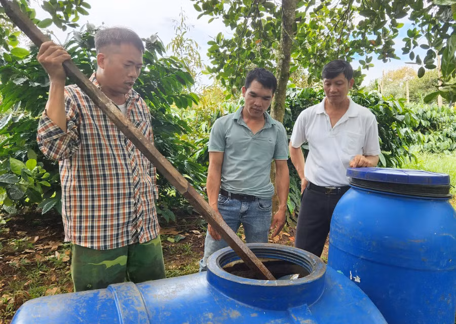 Ông Nguyễn Văn Thiện (bìa trái, thôn 1, xã Ia Ka, huyện Chư Păh) hướng dẫn người dân cách ủ chế phẩm IMO. Ảnh: N.S