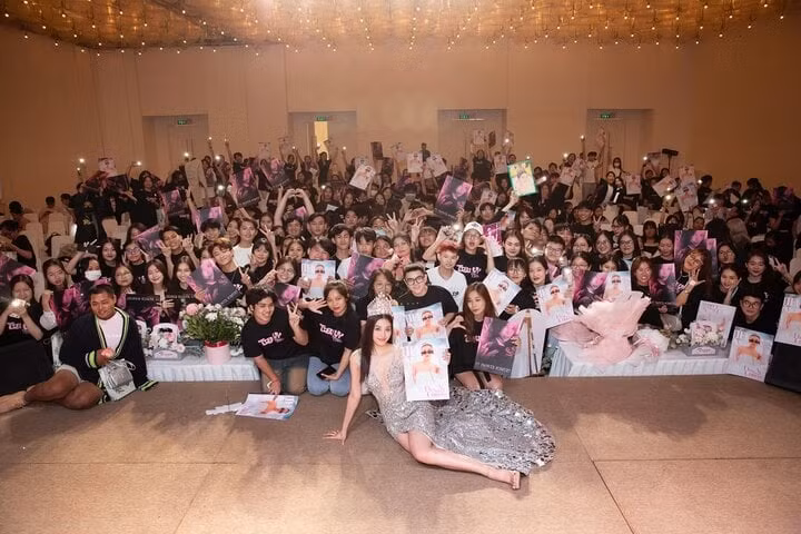 Fan meeting đầu tiên của Tiểu Vy cũng chính là kỷ niệm 5 năm đăng quang của cô. Buổi gặp mặt có sự tham dự của hơn 500 người hâm mộ và nhiều nghệ sỹ, người nổi tiếng. Fan meeting đầu tiên của Tiểu Vy cũng chính là kỷ niệm 5 năm đăng quang của cô. Buổi gặp mặt có sự tham dự của hơn 500 người hâm mộ và nhiều nghệ sỹ, người nổi tiếng.