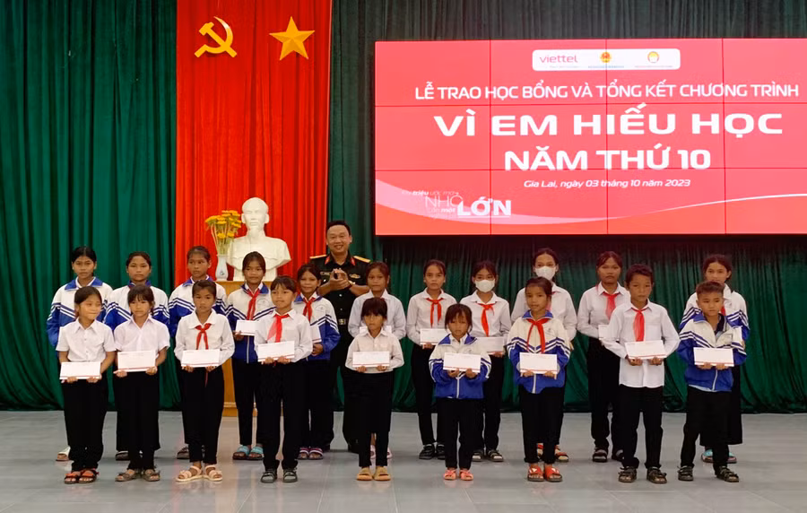 Trung tá Võ Trần Trung-Phó Giám đốc giải pháp công nghệ thông tin Viettel Gia lai trao học bổng "Vì em hiếu học" cho các em học sinh huyện Kông Chro. Ảnh: Thúy Ngọ Trung tá Võ Trần Trung-Phó Giám đốc giải pháp công nghệ thông tin Viettel Gia lai trao học bổng "Vì em hiếu học" cho các em học sinh huyện Kông Chro. Ảnh: Thúy Ngọ