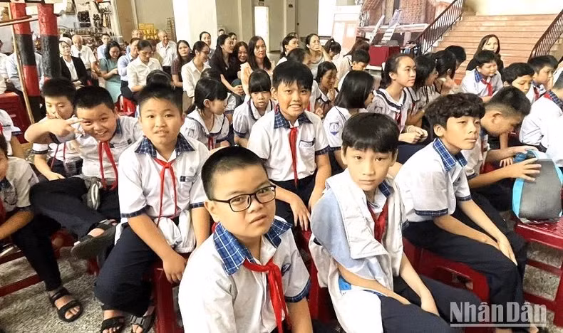 Các cháu học sinh trên địa bàn thành phố Buôn Ma Thuột dự lễ khai mạc trưng bày chuyên đề Di sản văn hóa phi vật thể của nhân loại “Tín ngưỡng thờ cúng Hùng Vương và Hát Xoan Phú Thọ”.