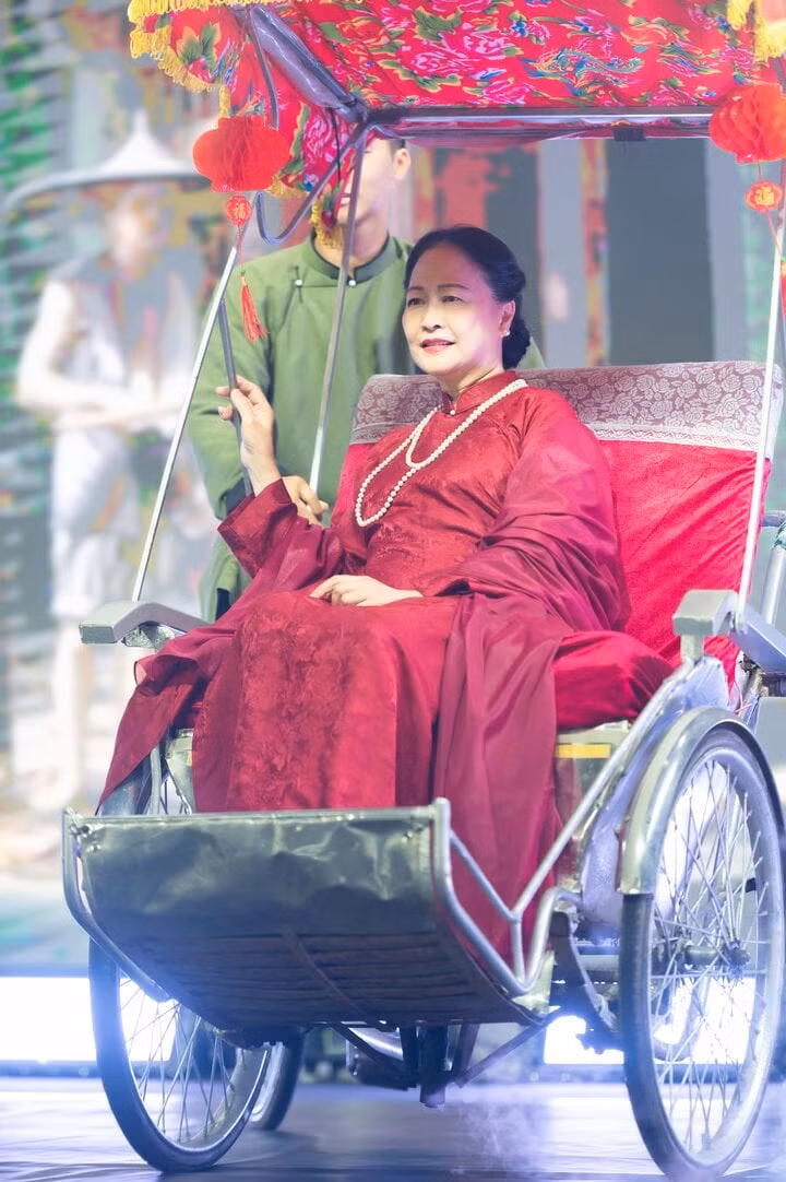 NSND Như Quỳnh, BTV Mai Ngọc trình diễn áo dài ảnh 1 NSND Như Quỳnh, BTV Mai Ngọc trình diễn áo dài ảnh 1