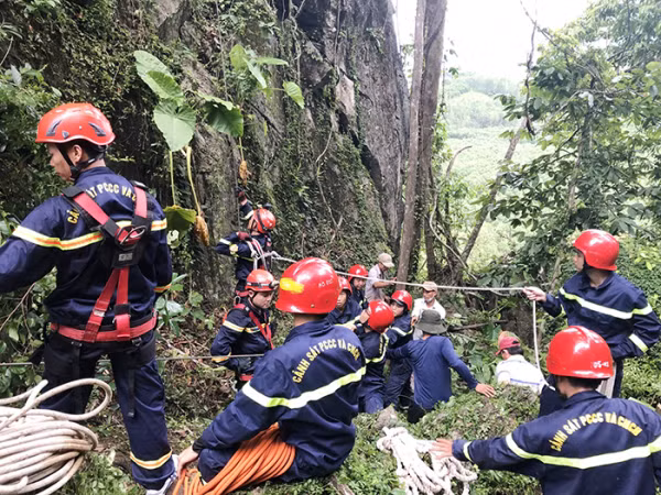 Cảnh sát Phòng cháy chữa cháy và cứu nạn cứu hộ Công an tỉnh Thừa Thiên-Huế nỗ lực đưa thi thể anh Trần Công T. bị tử vong khi vào rừng lấy mật ong về an táng.