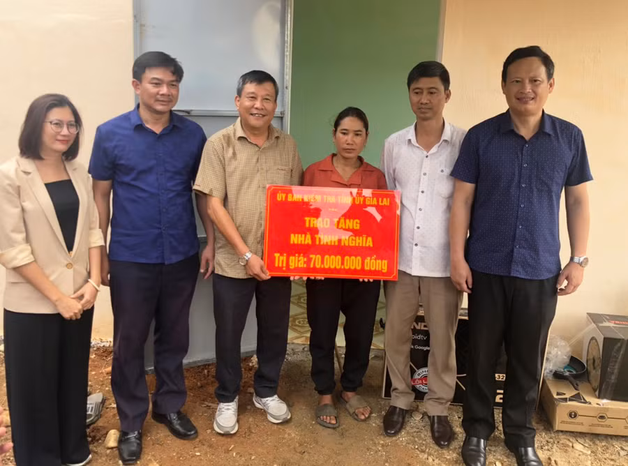 Đồng chí Thái Thanh Bình-Ủy viên Ban Thường vụ Tỉnh ủy, Chủ nhiệm Ủy ban Kiểm tra Tỉnh ủy Gia Lai (thứ 3 từ trái sang) tặng nhà tình nghĩa cho hộ nghèo xã Krong. Ảnh: Hồng Hạnh
