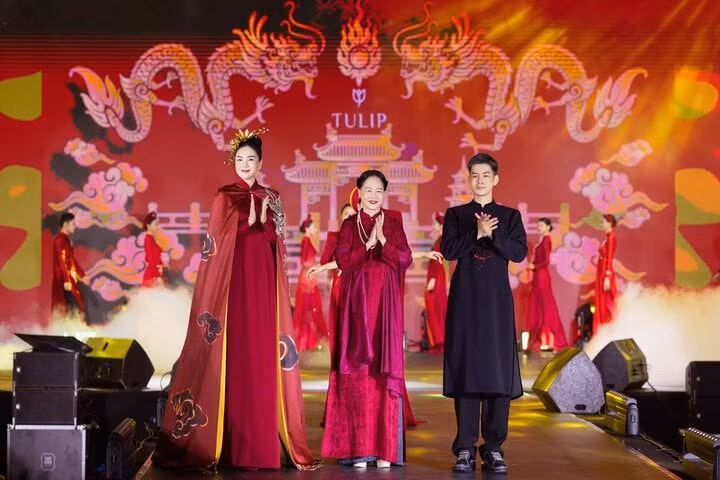 NSND Như Quỳnh, BTV Mai Ngọc trình diễn áo dài ảnh 3 NSND Như Quỳnh, BTV Mai Ngọc trình diễn áo dài ảnh 3