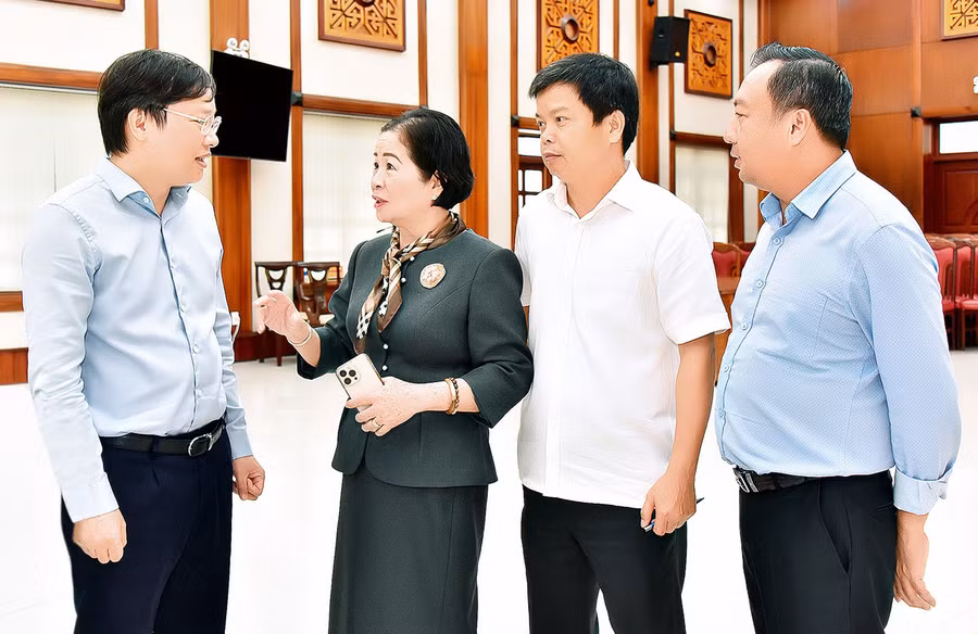 Phó Bí thư Tỉnh ủy, Chủ tịch UBND tỉnh Trương Hải Long (bìa trái) trao đổi với đại diện các doanh nghiệp. Ảnh: Đức Thụy