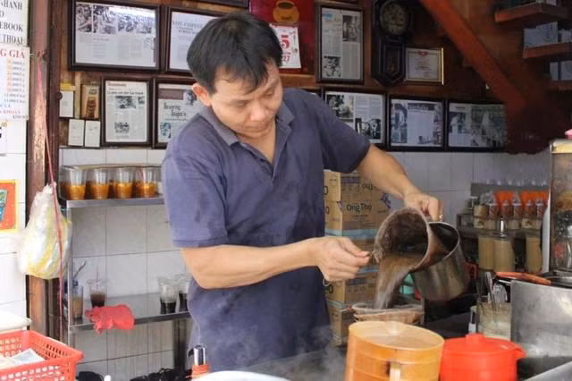 Khách đến quán có thể tận mắt chứng kiến quá trình pha cà phê vợt Khách đến quán có thể tận mắt chứng kiến quá trình pha cà phê vợt