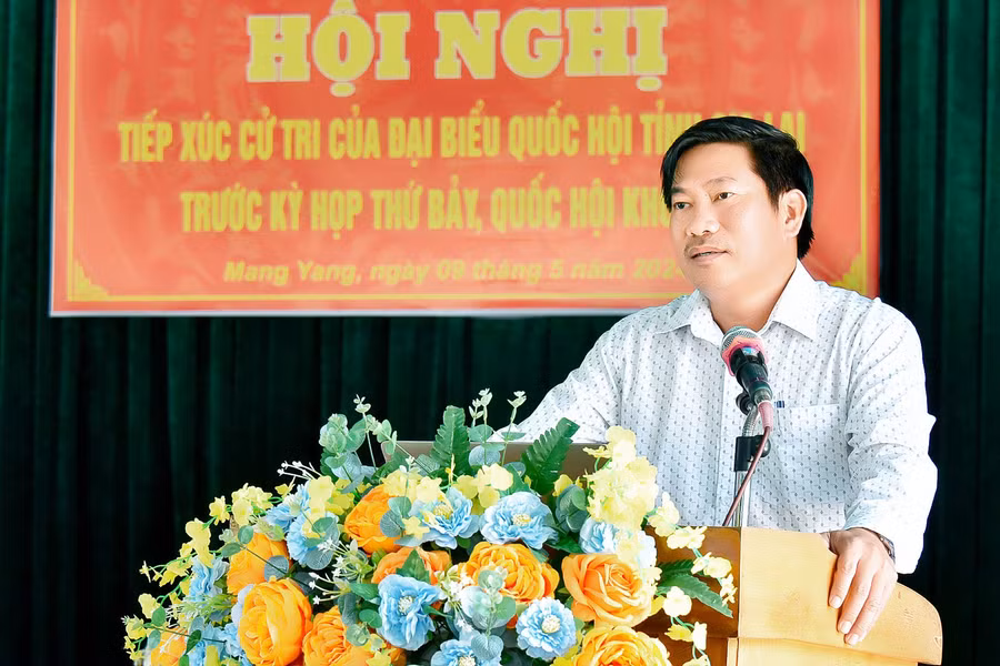 Chủ tịch UBND huyện Mang Yang Lê Trọng trả lời một số ý kiến, kiến nghị của cử tri thuộc thẩm quyền. Ảnh: Đức Thụy