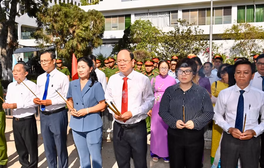 Phó Bí thư Thường trực Thành ủy TPHCM Nguyễn Hồ Hải cùng các thành viên đoàn thành kính dâng hương tưởng nhớ đồng chí Trần Phú. Ảnh: VIỆT DŨNG Phó Bí thư Thường trực Thành ủy TPHCM Nguyễn Hồ Hải cùng các thành viên đoàn thành kính dâng hương tưởng nhớ đồng chí Trần Phú. Ảnh: VIỆT DŨNG