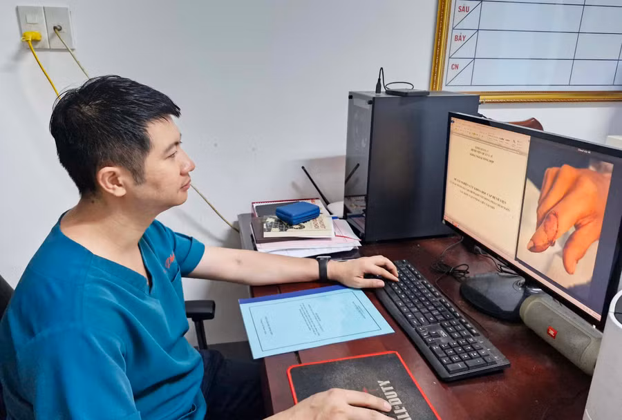 Bác sĩ Lê Trần Phú theo dõi ca bệnh sau khi được phẫu thuật đắp, ghép da, thịt. Ảnh: V.H