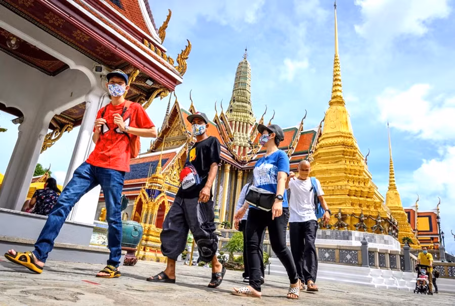 Khách du lịch tham quan Cung điện Hoàng gia ở Bangkok, Thái Lan. Ảnh: AFP/TTXVN