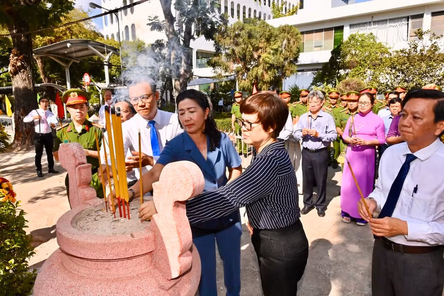 Các thành viên đoàn thành kính dâng hương tưởng nhớ đồng chí Trần Phú tại Khu trại giam Nhà thương Chợ Quán. Ảnh: VIỆT DŨNG Các thành viên đoàn thành kính dâng hương tưởng nhớ đồng chí Trần Phú tại Khu trại giam Nhà thương Chợ Quán. Ảnh: VIỆT DŨNG