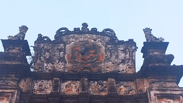 Đỉnh nghi môn hai bên được đắp vẽ 2 con nghê. Trải qua gần 130 năm, kiến trúc nghi môn đình Phù Tinh được giữ gần như nguyên vẹn. Khi xây dựng nghi môn, những người thợ từ Thừa Thiên - Huế đã được mời ra để thiết kế thi công. Vì vậy, nghi môn mang đậm nét kiến trúc cung đình Huế.