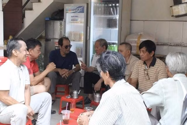 Uống cà phê vợt, tán gẫu với bằng hữu được xem là một nét đẹp văn hóa của người TP.HCM Uống cà phê vợt, tán gẫu với bằng hữu được xem là một nét đẹp văn hóa của người TP.HCM