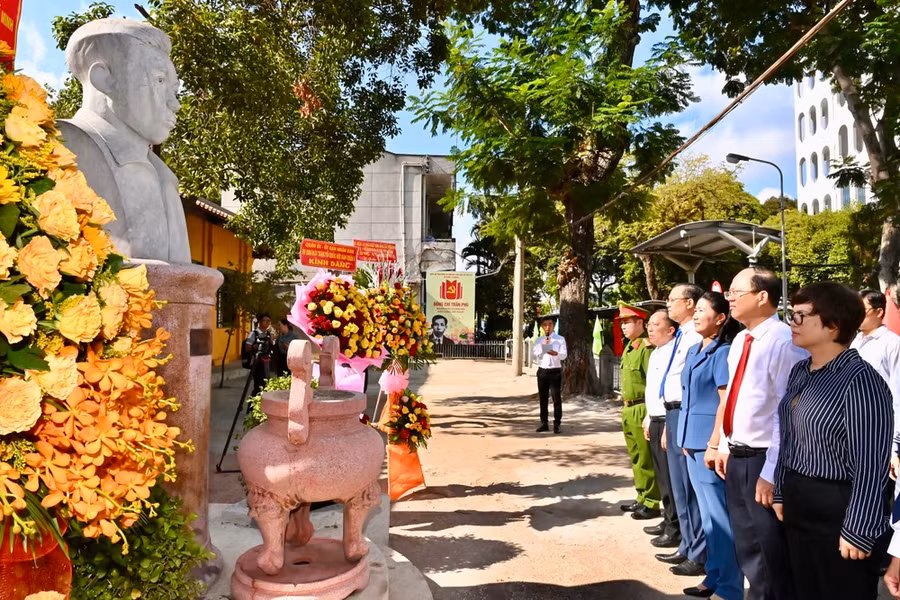 Phó Bí thư Thường trực Thành ủy TPHCM Nguyễn Hồ Hải cùng các thành viên đoàn thành kính dâng hương, dâng hoa tưởng nhớ đồng chí Trần Phú. Ảnh: VIỆT DŨNG Phó Bí thư Thường trực Thành ủy TPHCM Nguyễn Hồ Hải cùng các thành viên đoàn thành kính dâng hương, dâng hoa tưởng nhớ đồng chí Trần Phú. Ảnh: VIỆT DŨNG