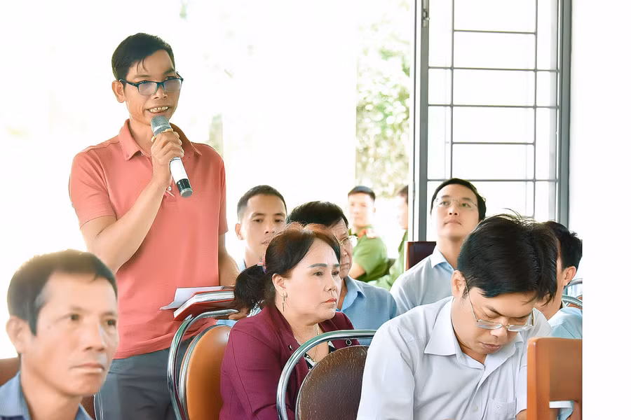 Cử tri Diu (làng Bông Pim, xã Đak Tơ Ja, huyện Mang Yang) kiến nghị về vấn đề thiếu đất sản xuất. Ảnh: Đức Thụy