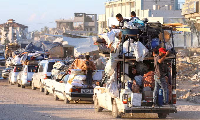 Người dân Palestine sơ tán khỏi Rafah tới Khan Younis ngày 6-5. Ảnh: Reuters