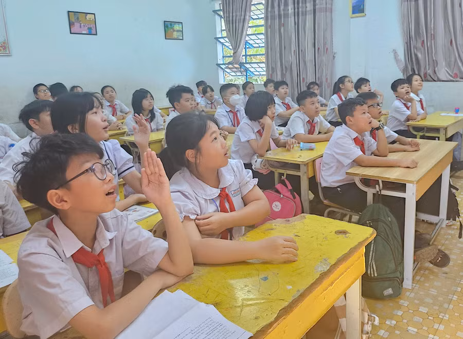 Học sinh Trường Tiểu học Chu Văn An (TP. Pleiku) hào hứng tham gia sinh hoạt Đội số. Ảnh: Mộc Trà