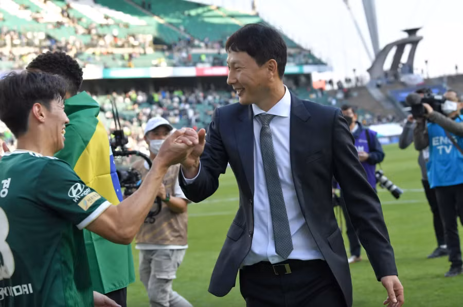 HLV Kim Sang-sik cùng CLB Jeonbuk vô địch K-League 2021