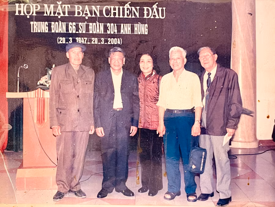 Ông Lưu Thế Quý (bìa trái) đứng cạnh Tổng Bí thư Lê Khả Phiêu trong một lần họp mặt đồng đội (ảnh chụp lại).