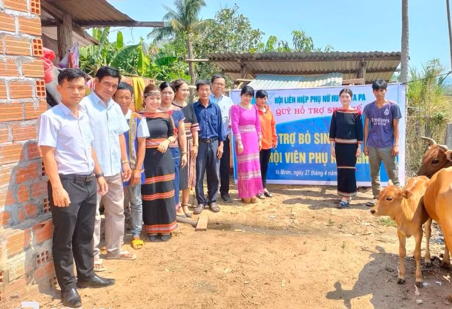 Hội LHPN huyện hỗ trợ 1 con bò sinh sản trị giá 10 triệu đồng cho gia đình chị Ksor H’Ban (thứ 2 từ phải qua, thôn Hlil 1, xã Ia Mrơn). Ảnh: V.C