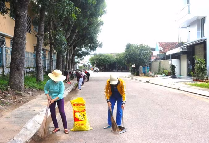 Người dân tổ 3, phường Tây Sơn, thị xã An Khê tích cực giữ gìn, vệ sinh khu dân cư. Ảnh: Ngọc Minh